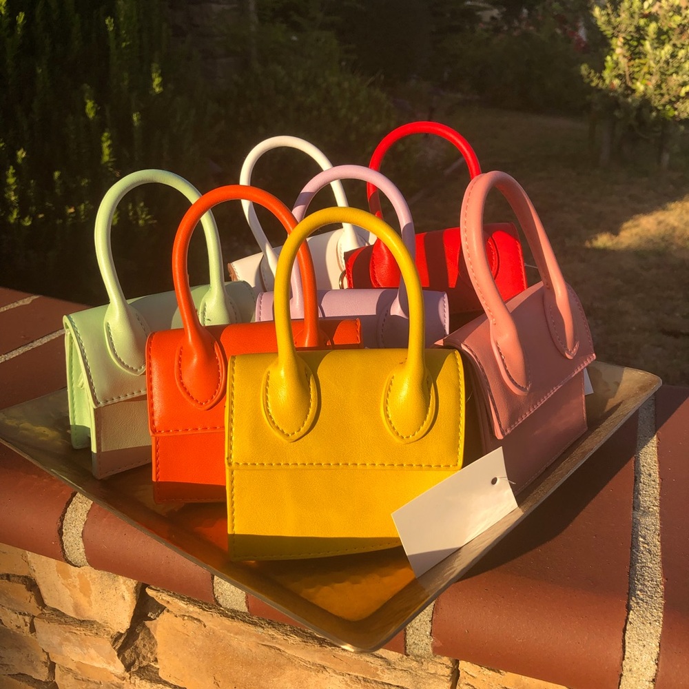 The “Moneybag” 💵 Perfect for your cash and keys.
